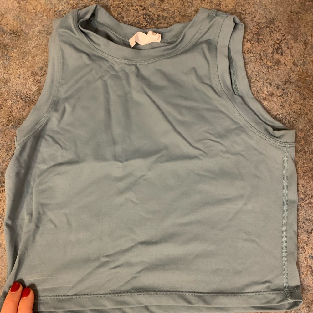 Paragon Columbia Crop Top. Medium